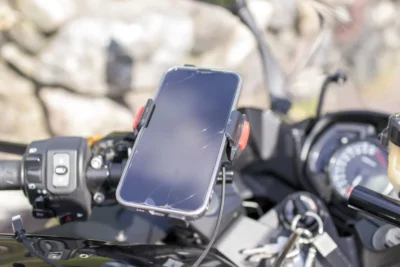 便利なバイク用のスマートフォンホルダー、場合によってはスマホ故障の原因になることも！？おすすめの選び方は？