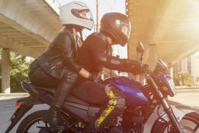 バイクの二人乗りはいつからOK？一般道と高速道路や自動車専用道路では大きな違いが！！