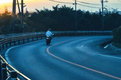 秋はバイク事故が増えやすい！？その鍵となる「薄暮時間帯」とは