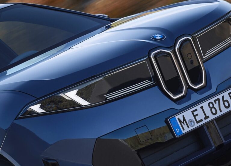 BMW新型iX3が日本発売　航続906km・最大320kW急速充電に対応