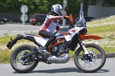 ラリーマシンのようなルックスの車体に、先進装備を多数搭載！ KTM 390 ADVENTURE R【注目の輸入バイク一気試乗】