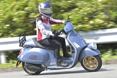 オシャレさと実用性を兼ね備えたイタリアンスクーター ベスパ GTV 300 Officina 8【注目の輸入バイク一気試乗】