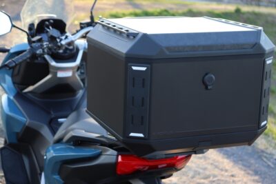 軽くてタフ、しかも美しい！ドイツ生まれの新型アルミトップケース「FURCHTLOS RANGER 50L」をADV160に装着レビュー