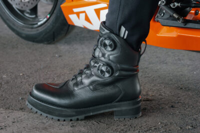 足つき改善＆脚長効果でバイク乗りの悩みを一挙解決！ フラッグシップのハイステップレザーブーツ