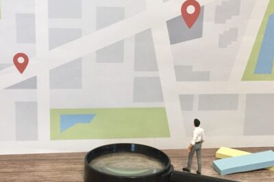 【素朴な疑問】GPSが届かないトンネル内でもナビが動き続けるのはなぜ？