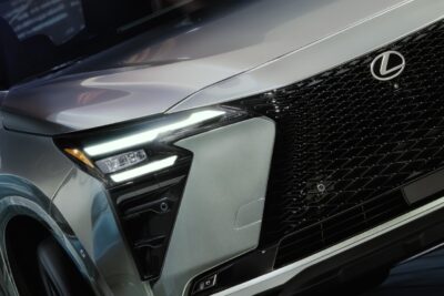 レクサス新型「NX」世界初公開！　新世代ハイブリッドと“光・香り”の新機能を採用