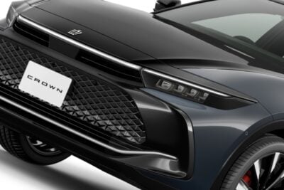 トヨタ「クラウン」一部改良　新カラー追加＆第5世代ハイブリッド採用で走りと燃費を向上