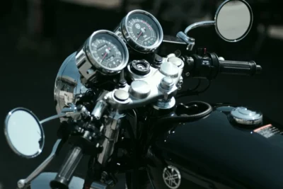 バイクの「ステアリングダンパー」つけるとどんな効果がある？