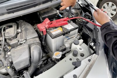 車をしばらく動かさないとバッテリーは上がる？乗らない期間と注意点を解説