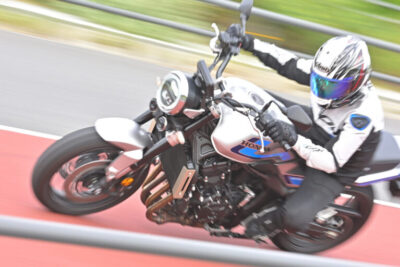 ザラつく直4サウンドがたまらない！ あの頃のフィーリングが自然体で楽しめるホンダのリッター・ネオレトロバイク【CB1000F】