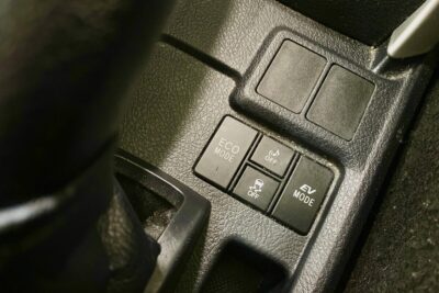 車の「ECOボタン」を押すと何が変わる？加速やエアコンへの影響とは