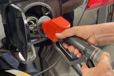 ガソリン給油はなぜ満タンで自動停止する？ノズルの小さな穴に隠された仕組み
