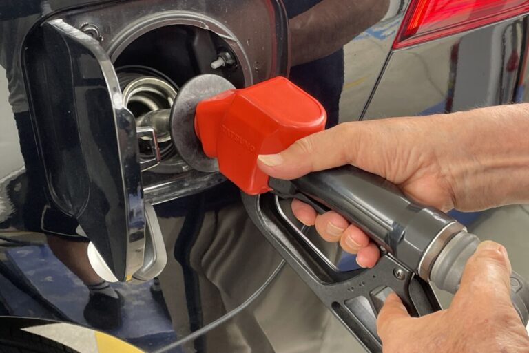 ガソリン給油はなぜ満タンで自動停止する？ノズルの小さな穴に隠された仕組み