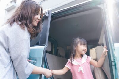 子どもが車内からドアを開けるのを防ぐ「チャイルドロック」、活用してる？