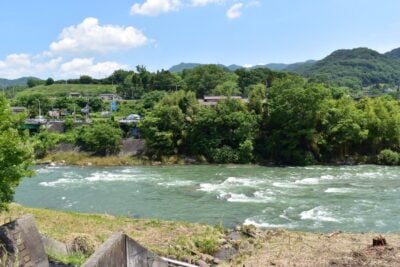 【群馬県】清流と緑に囲まれた憩いの拠点！「道の駅 月夜野矢瀬親水公園」