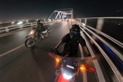 「ツーリングを丸1日撮りたい！」最新360°カメラは昼も夜もキレイ？ バッテリーと容量も試してみた