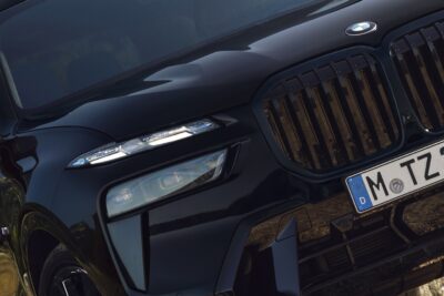 <strong>BMW「X7」がブラックでさらに精悍に！　豪華装備を標準搭載した「Black Line」発売</strong>
