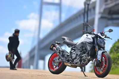 バイクで湾岸ショートトリップ　ドゥカティ新型モンスター試乗レビュー