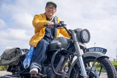街で見かけたCLASSIC 350にひと目惚れ！ 40代後半で免許を取ったドランクドラゴン鈴木拓さんが語るROYAL ENFIELDの“ロマン”【みんなのバイク特別編】