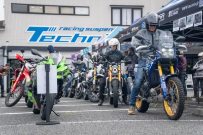 サスペンションを変えるとバイクはどう変わる？ 9/13日の試乗会は過去最多23台で開催「テクニクス デモデー」【次回は11/15開催】